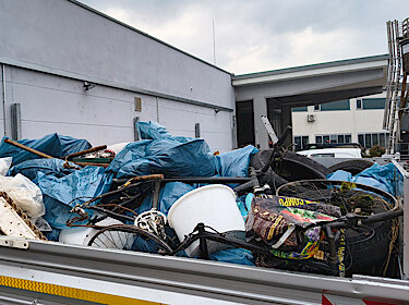 Ein Anhänger voll mit gesammeltem Müll